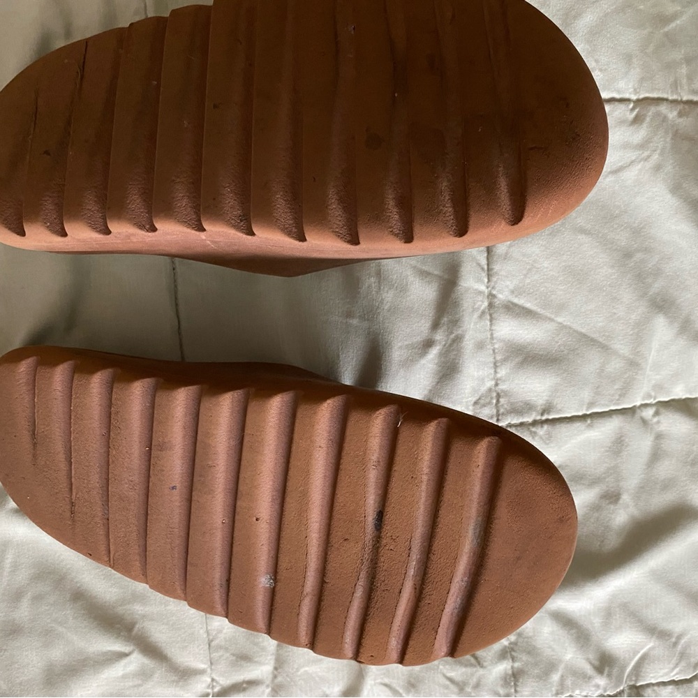 Size 9 Yeezy slides